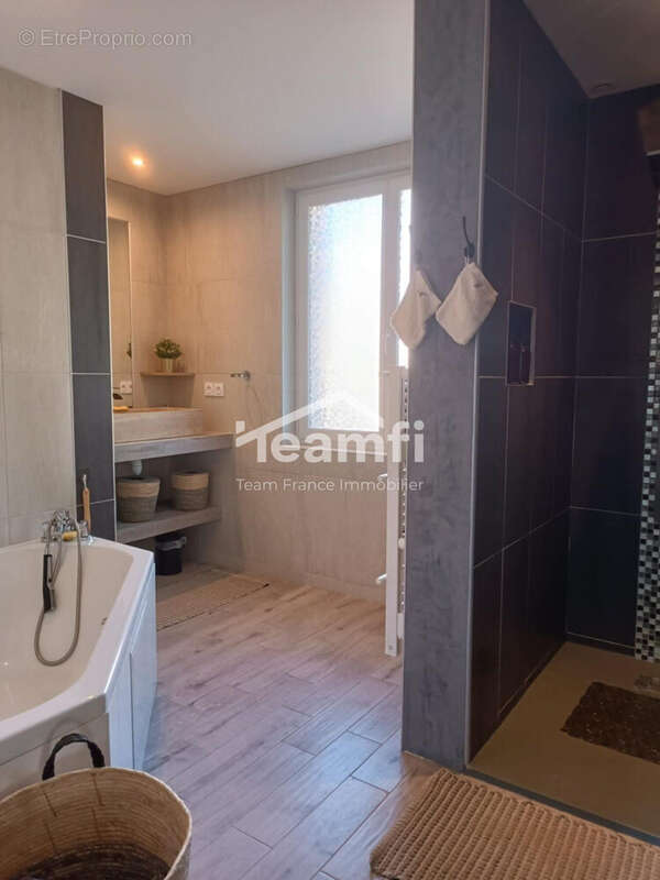 Salle D&#039;Eau et Baignoire Appartement Etage - Maison à SAINT-JUST-EN-CHEVALET