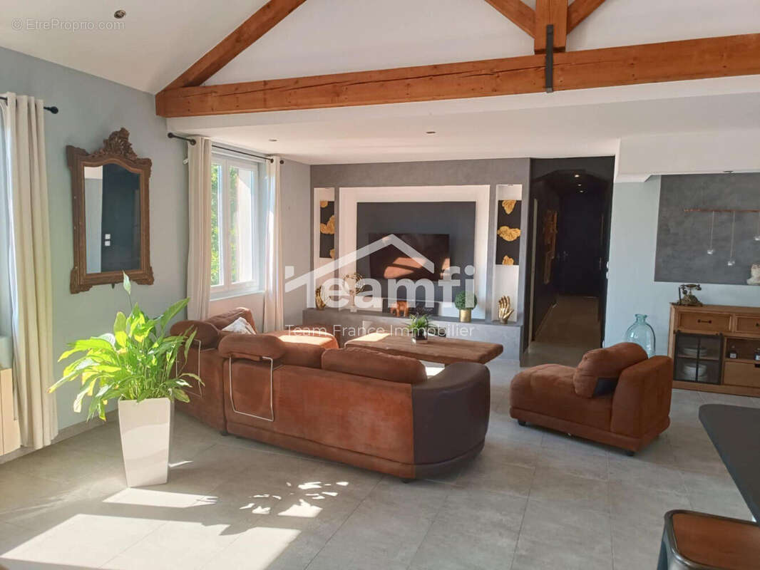 Salon Appartement Etage - Maison à SAINT-JUST-EN-CHEVALET
