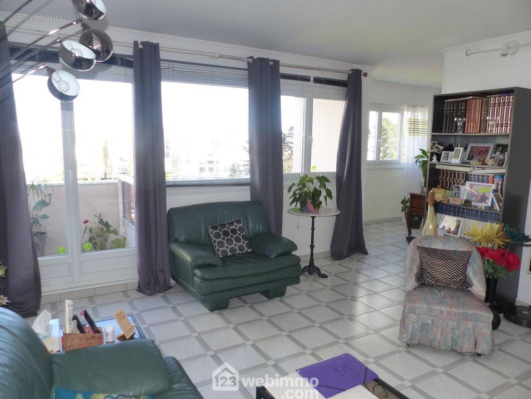 Et accède sur un bureau (ou salon). - Appartement à BIHOREL