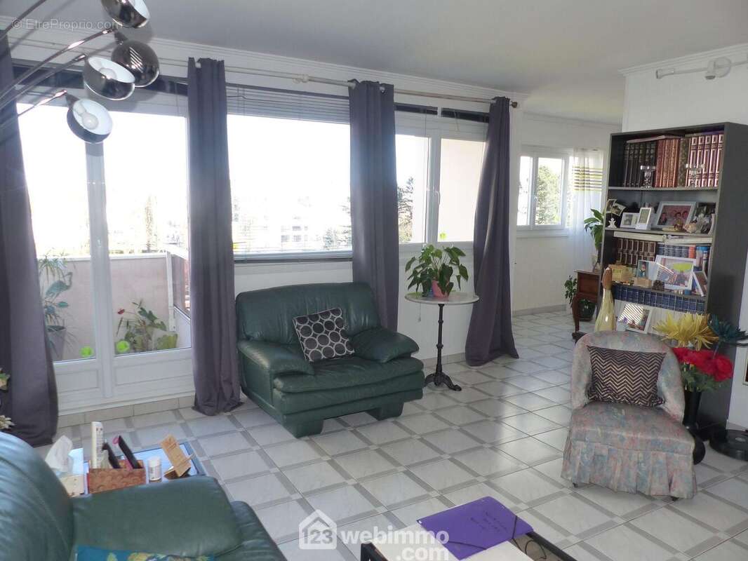 Et accède sur un bureau (ou salon). - Appartement à BIHOREL