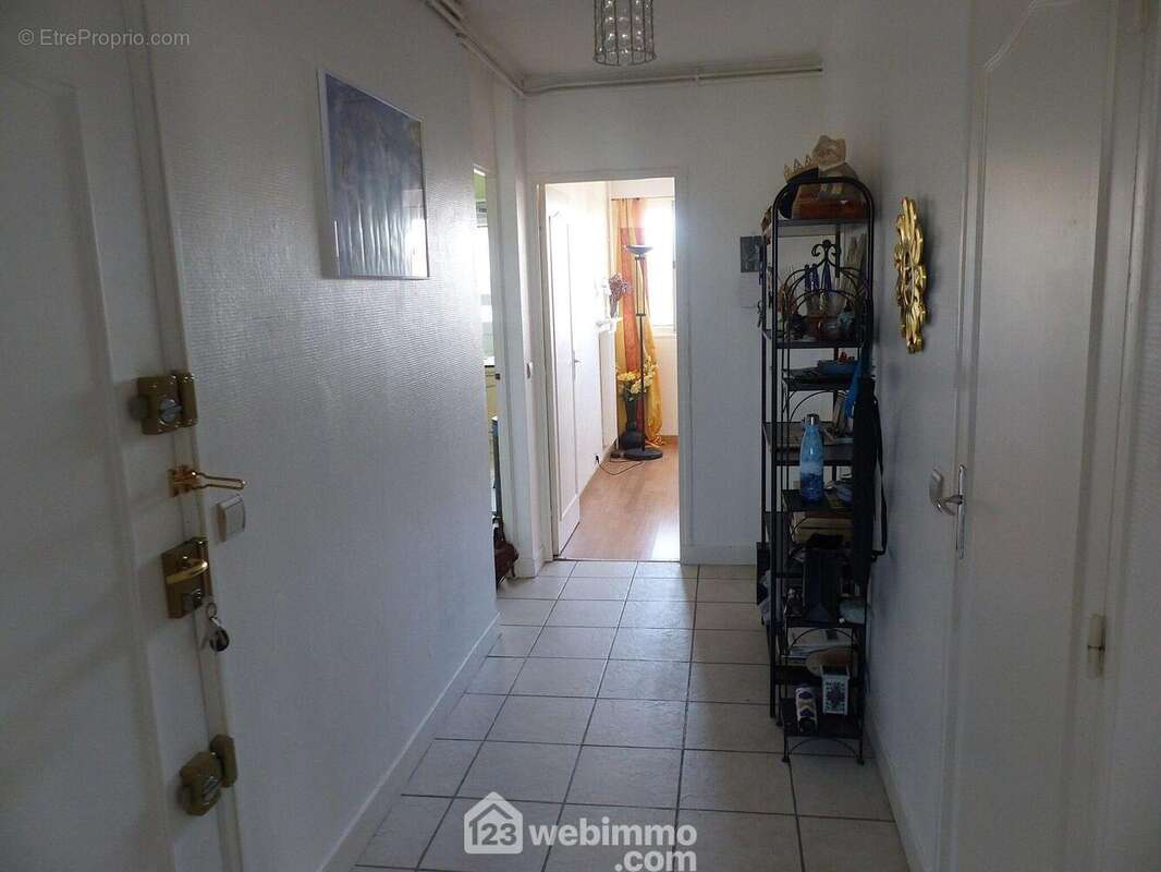 Hall d&#039;entrée et cellier pour cet Appt F5 de 99 m2 , bien entretenu, au 4ème étage, avec ascenseur. - Appartement à BIHOREL