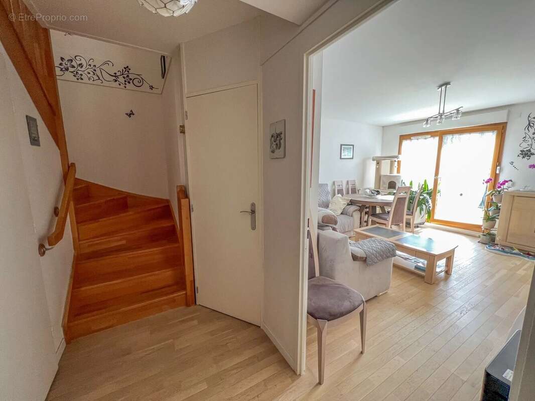 Appartement à LE MESNIL-SAINT-DENIS