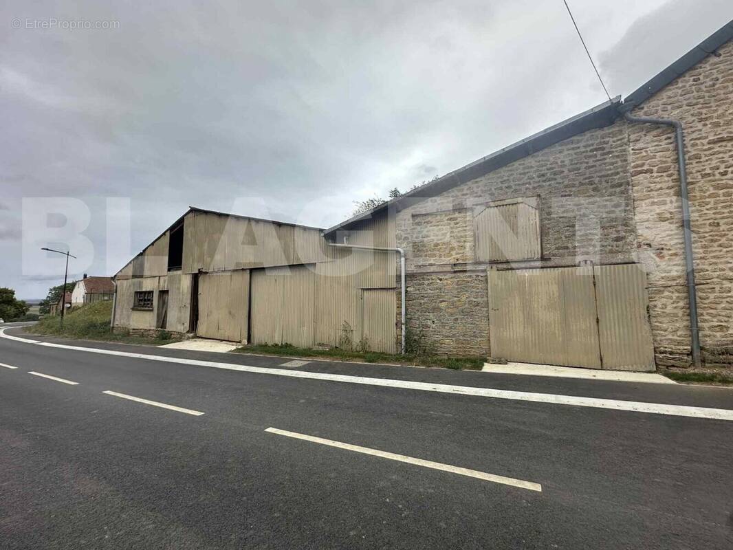 665a762f-61f9-4dd3-a84f-52c99551f0fe - Parking à VAUX-LES-MOUZON