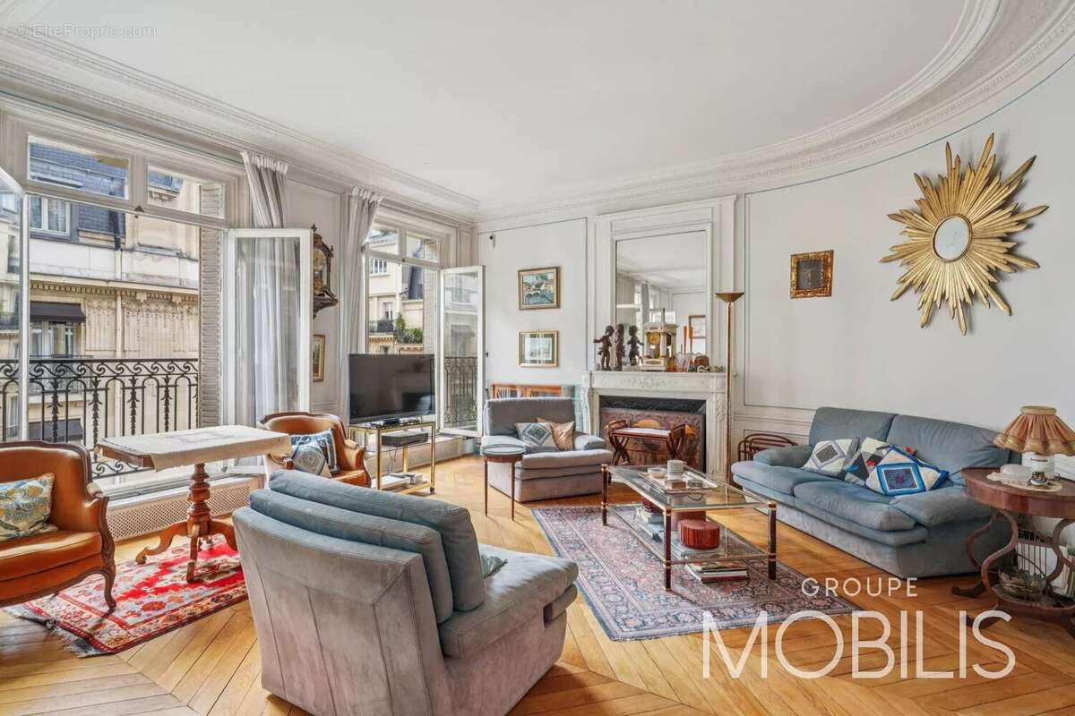 Appartement à PARIS-8E