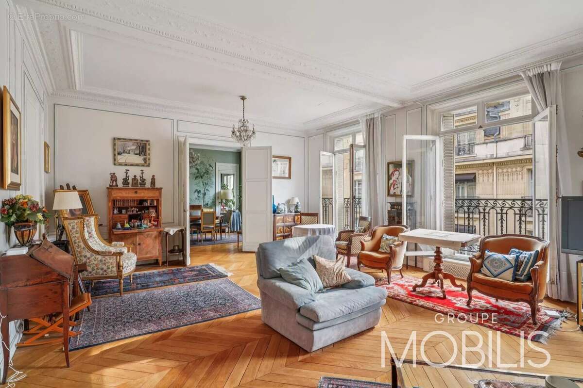 Appartement à PARIS-8E