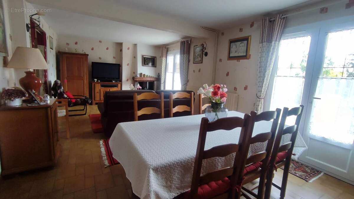 Maison à CHANTELOUP-LES-VIGNES