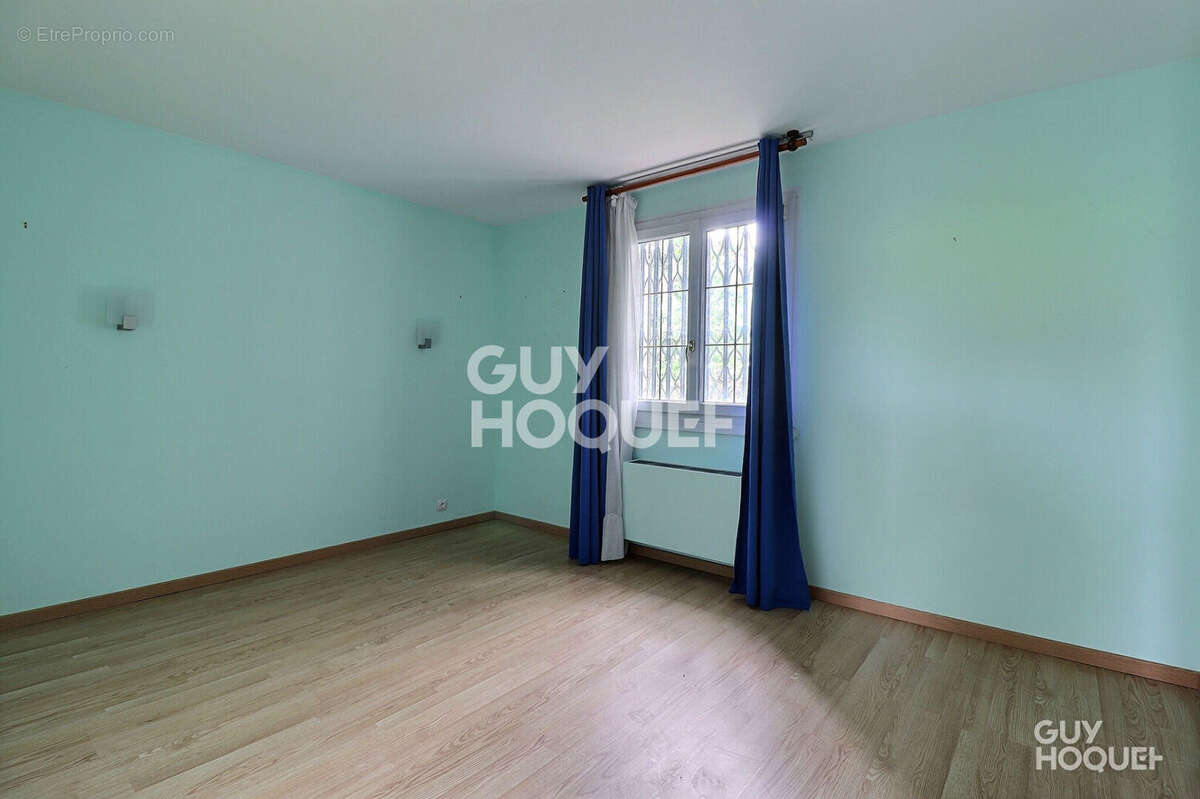 Maison à SAINTE-GENEVIEVE-DES-BOIS