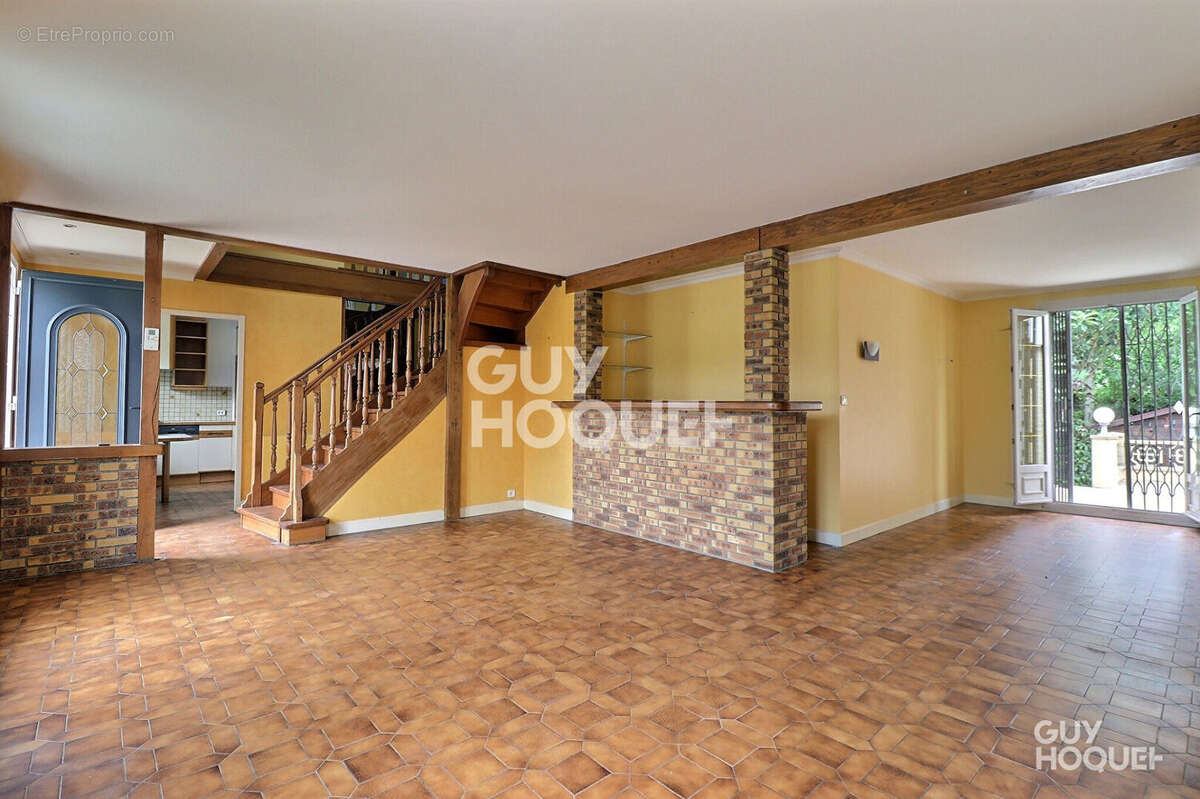 Maison à SAINTE-GENEVIEVE-DES-BOIS