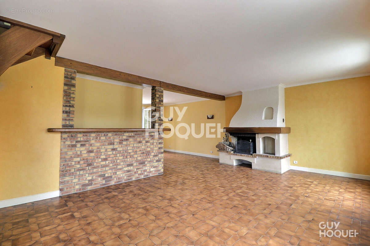 Maison à SAINTE-GENEVIEVE-DES-BOIS