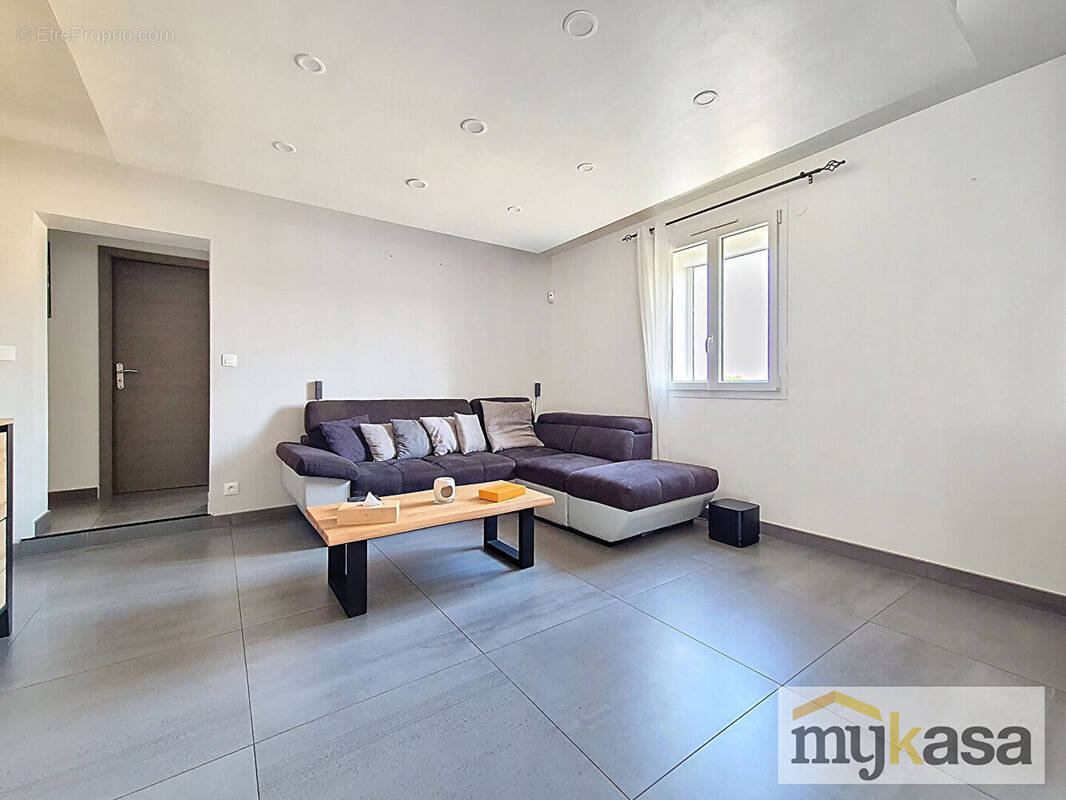 Maison à SAINT-MITRE-LES-REMPARTS