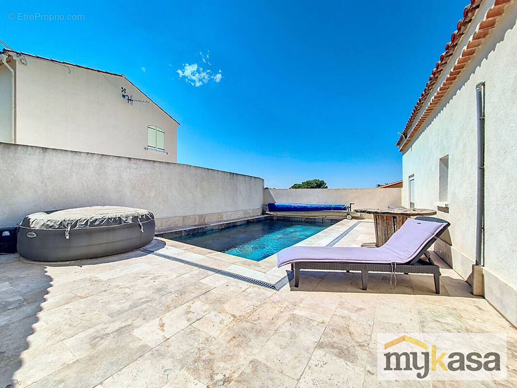 Maison à SAINT-MITRE-LES-REMPARTS