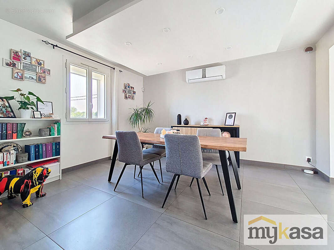 Maison à SAINT-MITRE-LES-REMPARTS