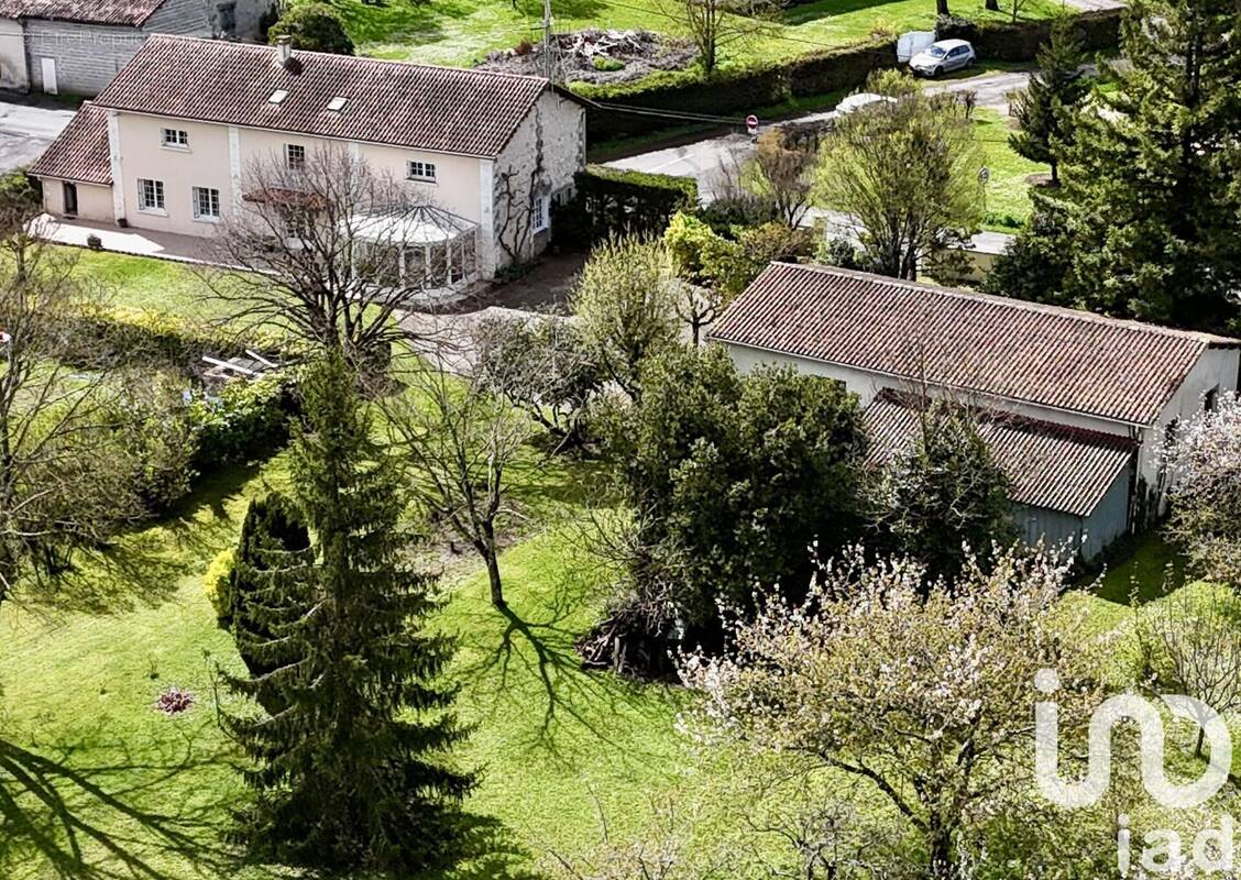 Photo 1 - Maison à BARBEZIEUX-SAINT-HILAIRE