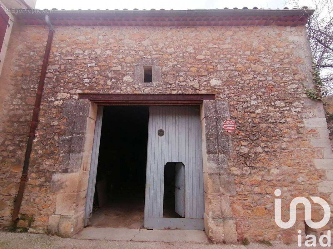 Photo 1 - Parking à SAINT-GUIRAUD