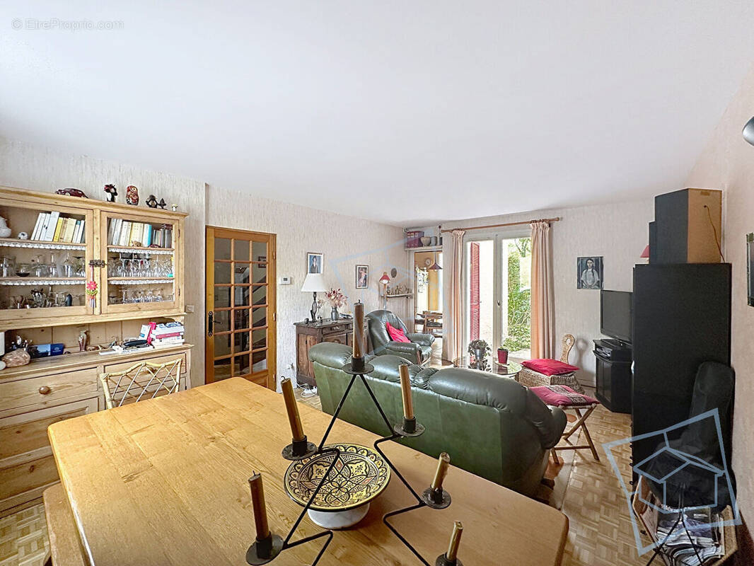 Maison à VOISINS-LE-BRETONNEUX