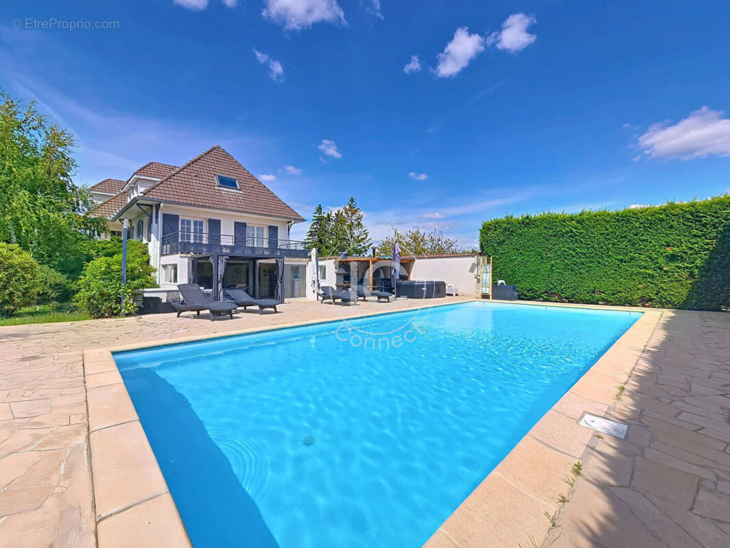 Maison à SAINT-ROMAIN-LE-PUY