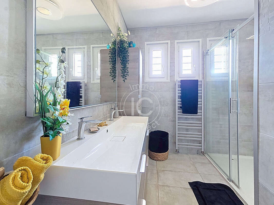 Maison à SAINT-ROMAIN-LE-PUY