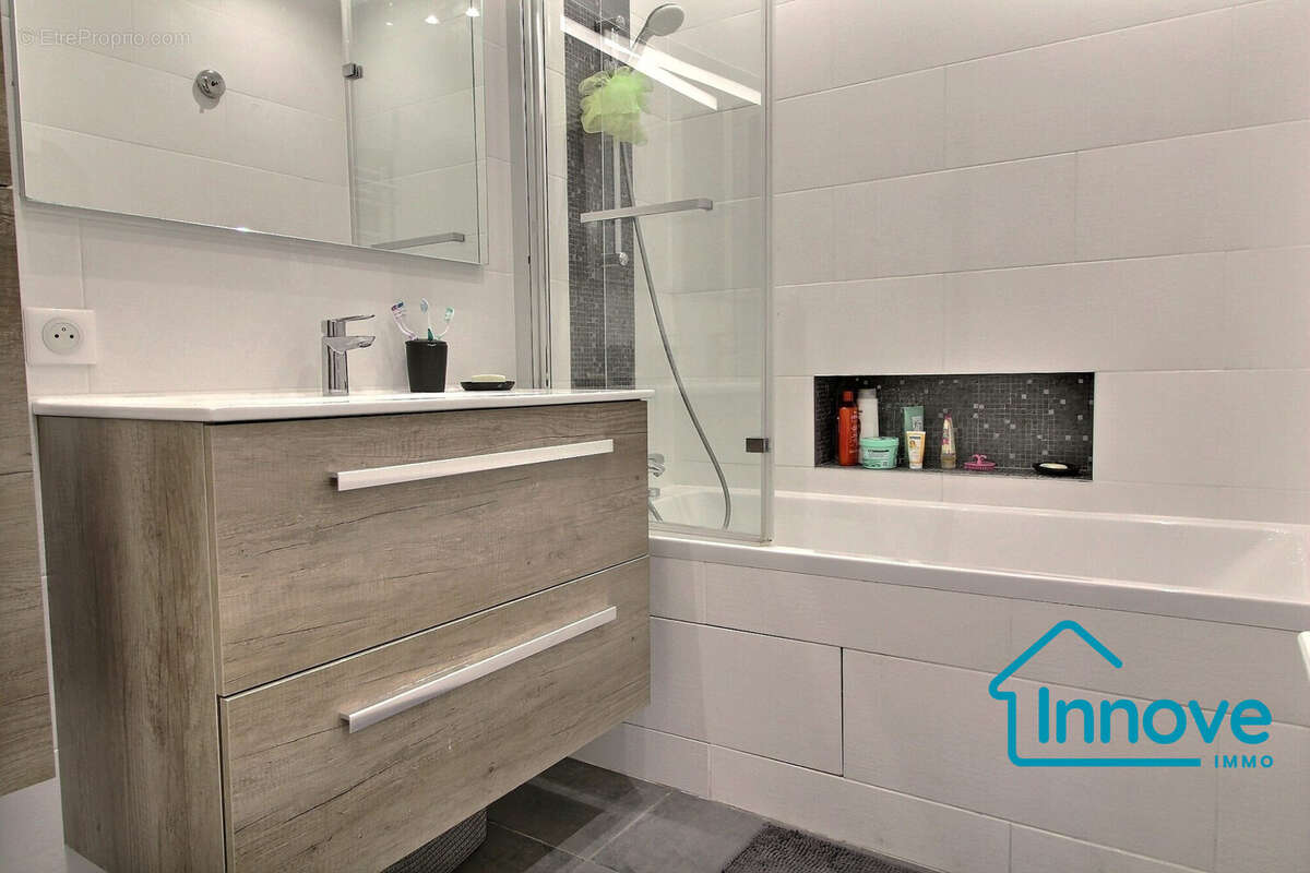 salle de bains - Appartement à VERSAILLES