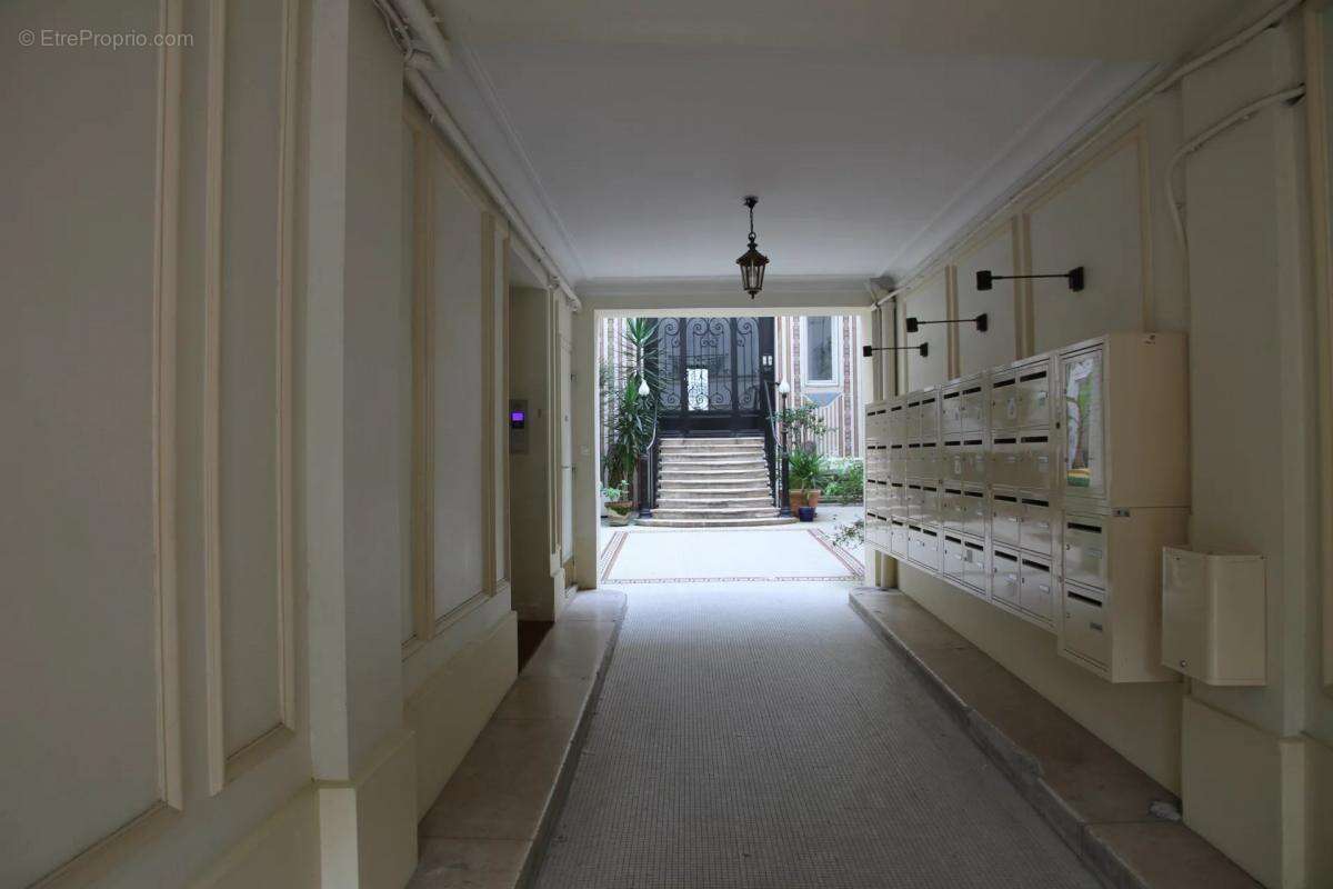 Commerce à PARIS-11E