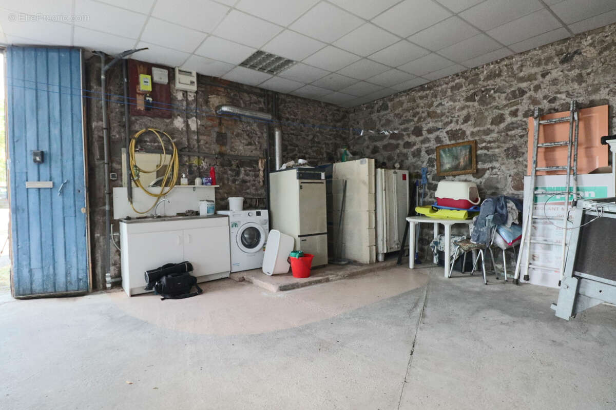 Maison à LA TOUR-D&#039;AUVERGNE