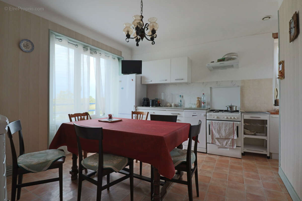 Maison à LA TOUR-D&#039;AUVERGNE