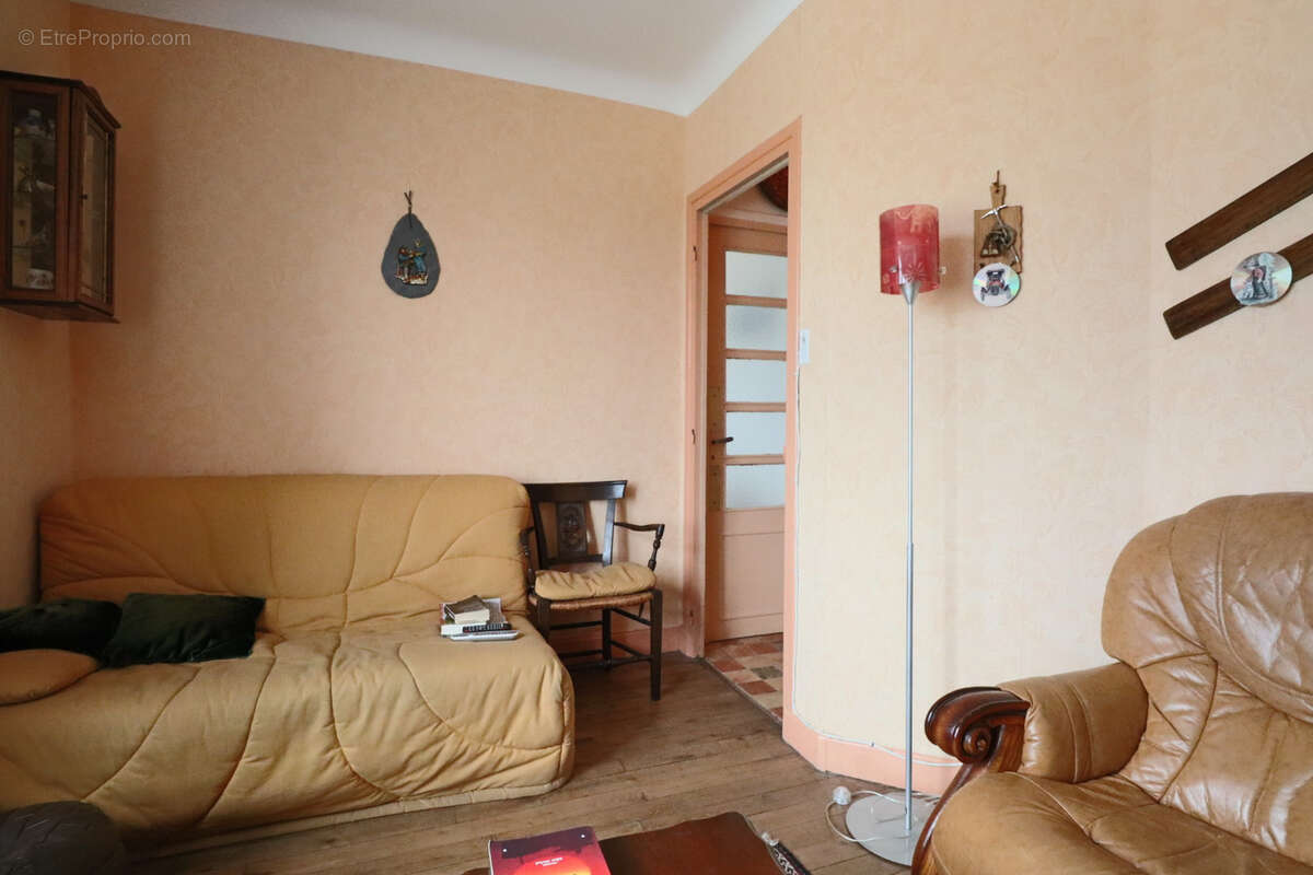 Maison à LA TOUR-D&#039;AUVERGNE