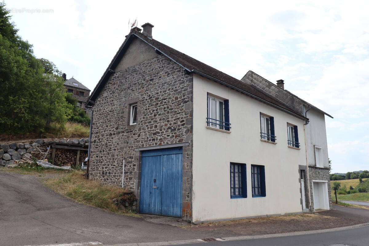 Maison à LA TOUR-D&#039;AUVERGNE
