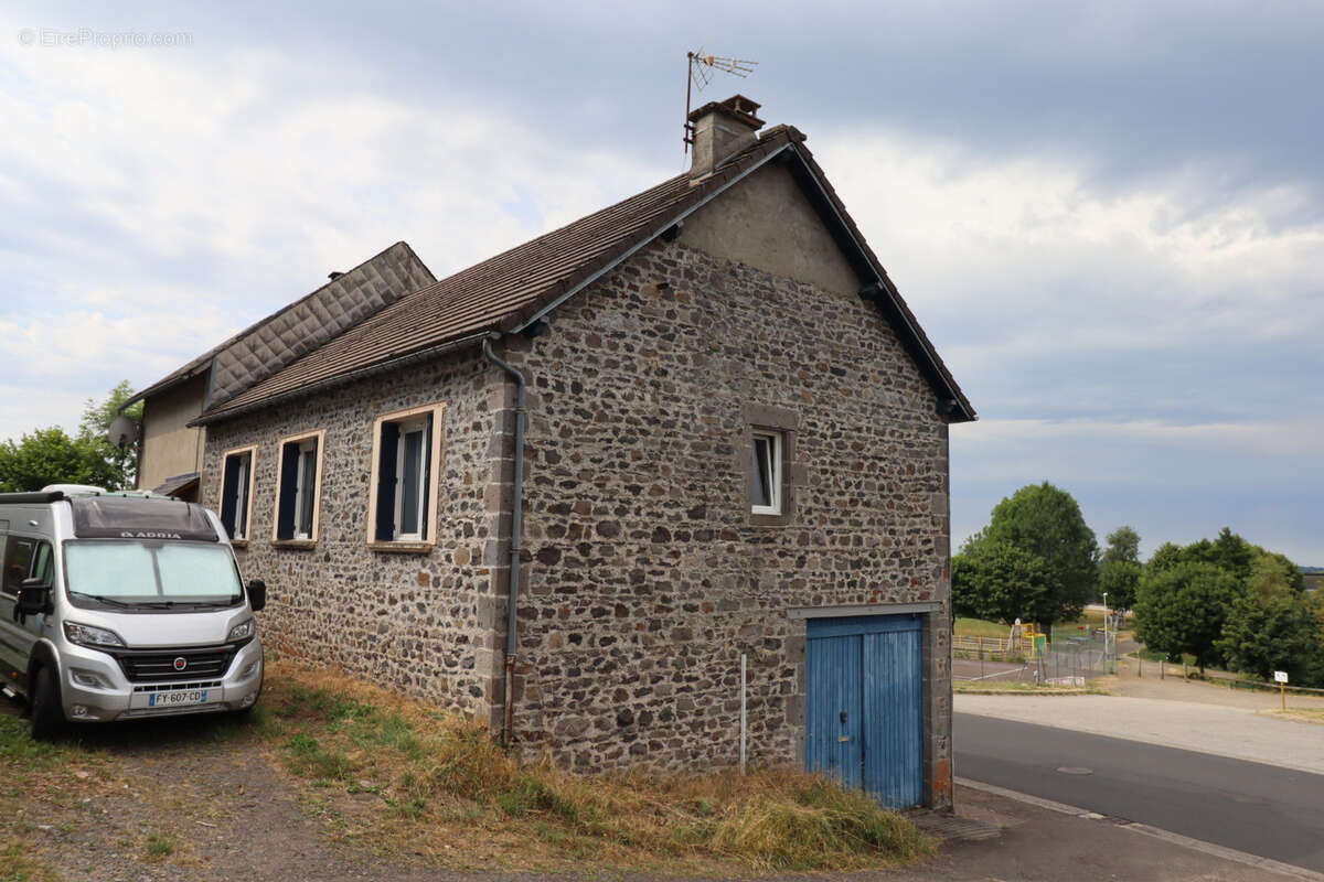 Maison à LA TOUR-D&#039;AUVERGNE