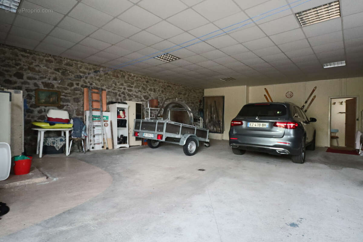 Maison à LA TOUR-D&#039;AUVERGNE