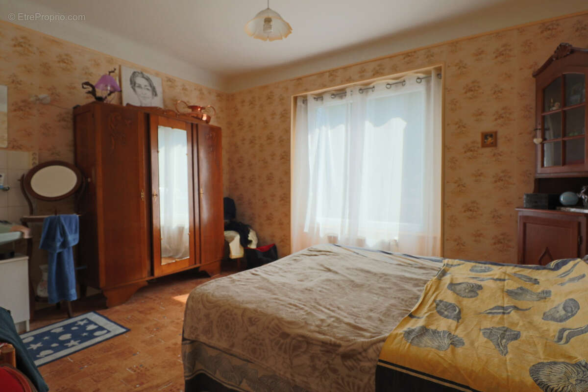 Maison à LA TOUR-D&#039;AUVERGNE