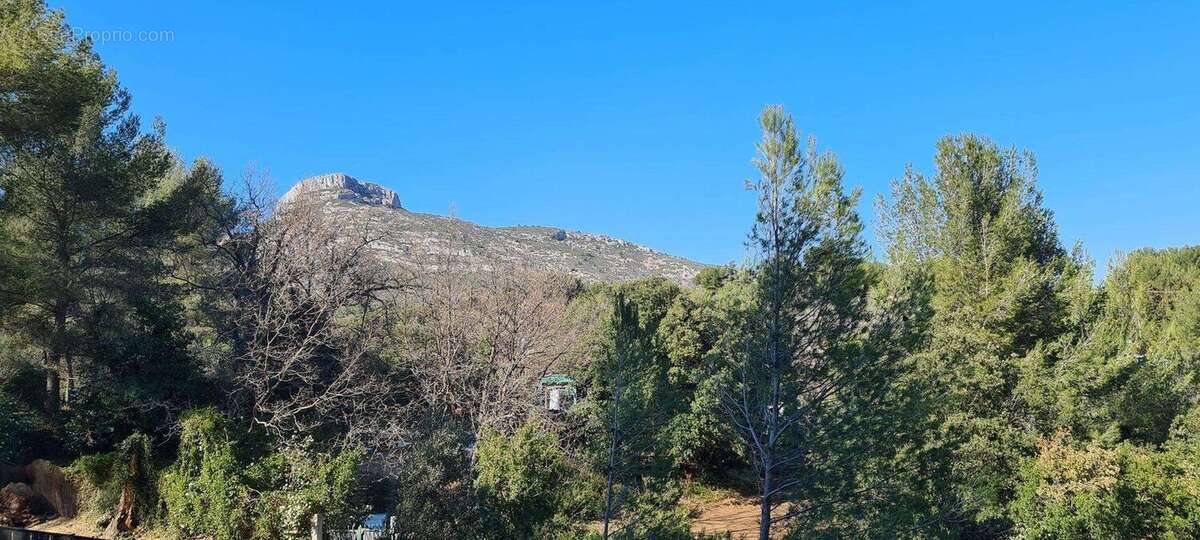 AUBAGNE-A VENDRE-TERRAIN 850M²-CALME-PROXIMITE COMMERCES - Terrain à AUBAGNE