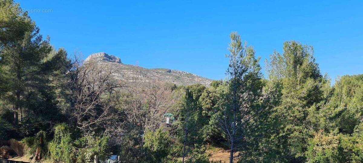 AUBAGNE-A VENDRE-TERRAIN 850M²-CALME-PROXIMITE COMMERCES - Terrain à AUBAGNE