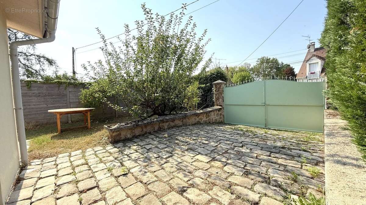 Maison à LE MESNIL-SAINT-DENIS