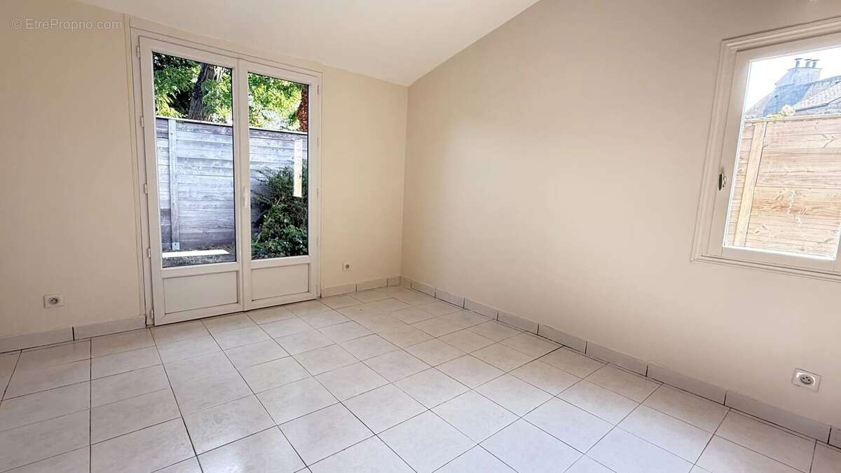 Maison à LE MESNIL-SAINT-DENIS