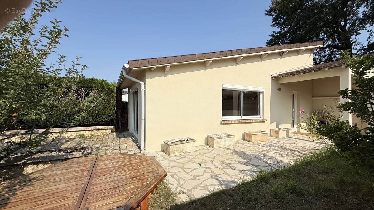 Maison à LE MESNIL-SAINT-DENIS