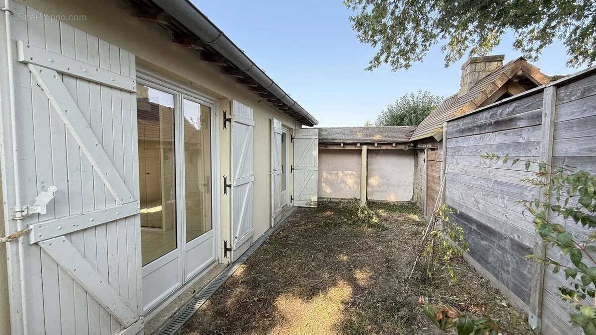 Maison à LE MESNIL-SAINT-DENIS