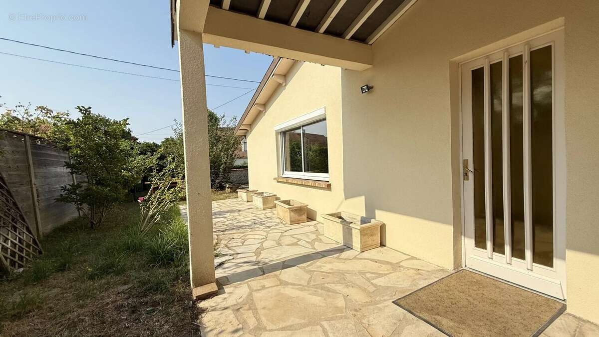 Maison à LE MESNIL-SAINT-DENIS