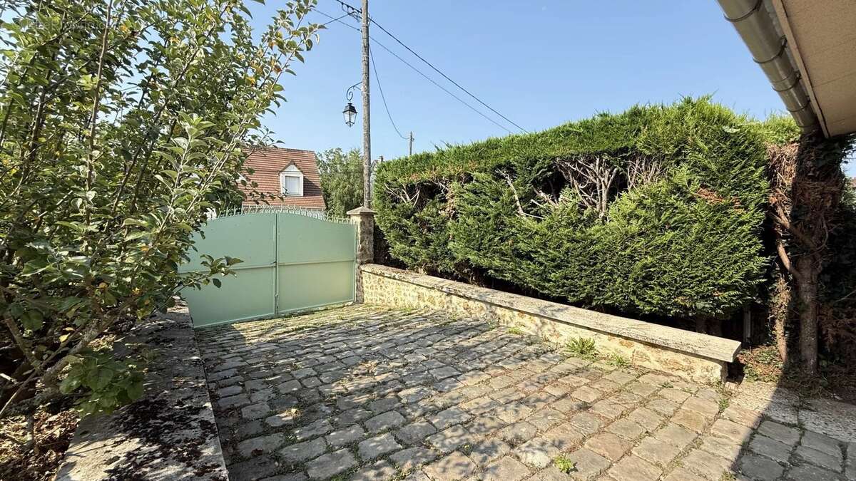Maison à LE MESNIL-SAINT-DENIS