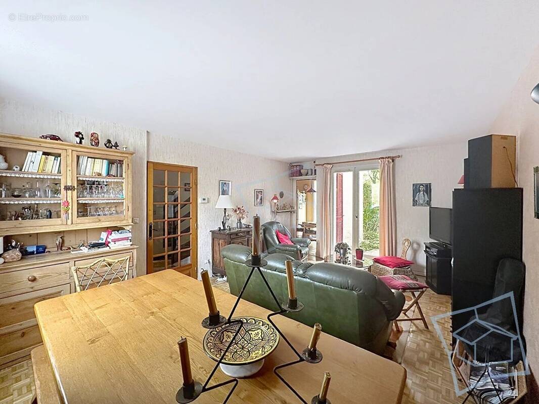 Maison à VOISINS-LE-BRETONNEUX