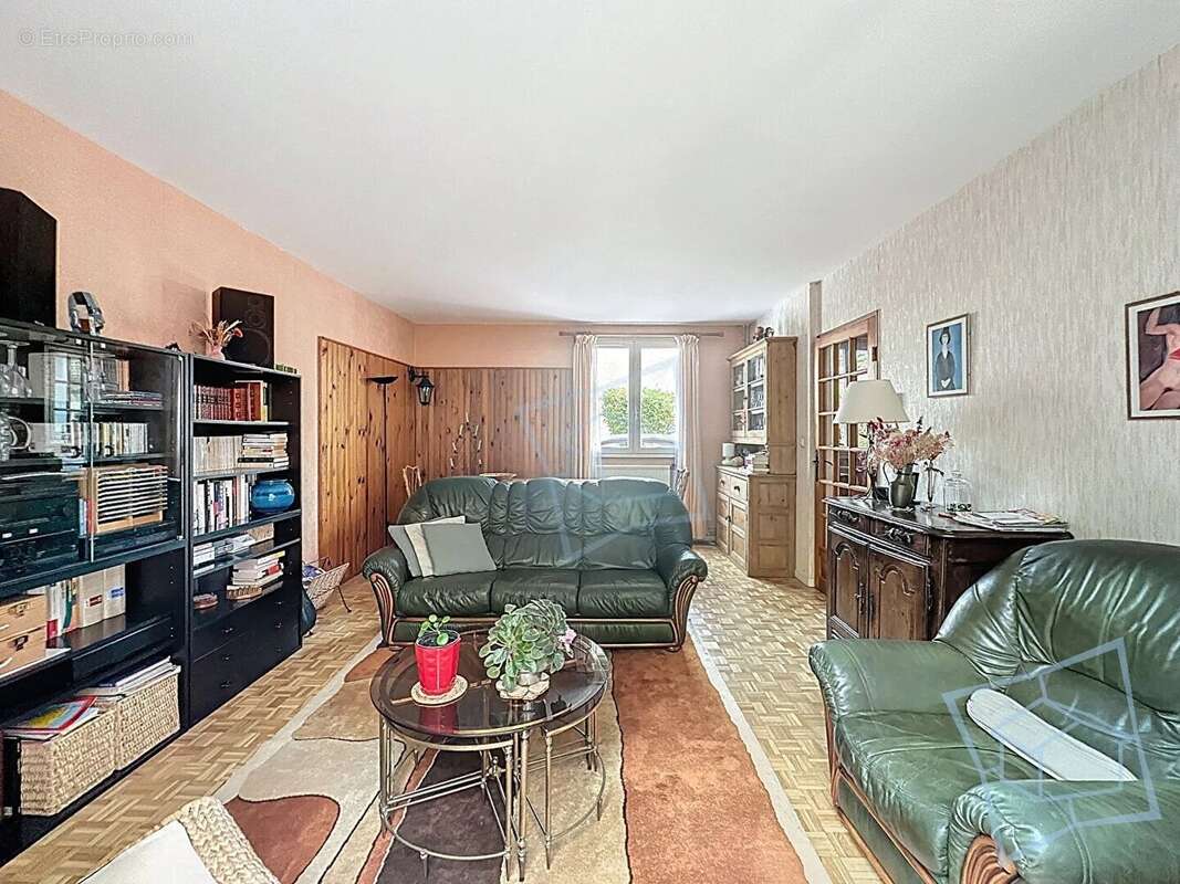 Maison à VOISINS-LE-BRETONNEUX