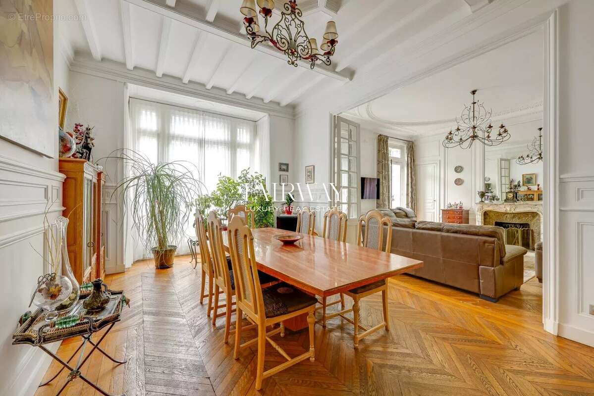 Appartement à PARIS-8E