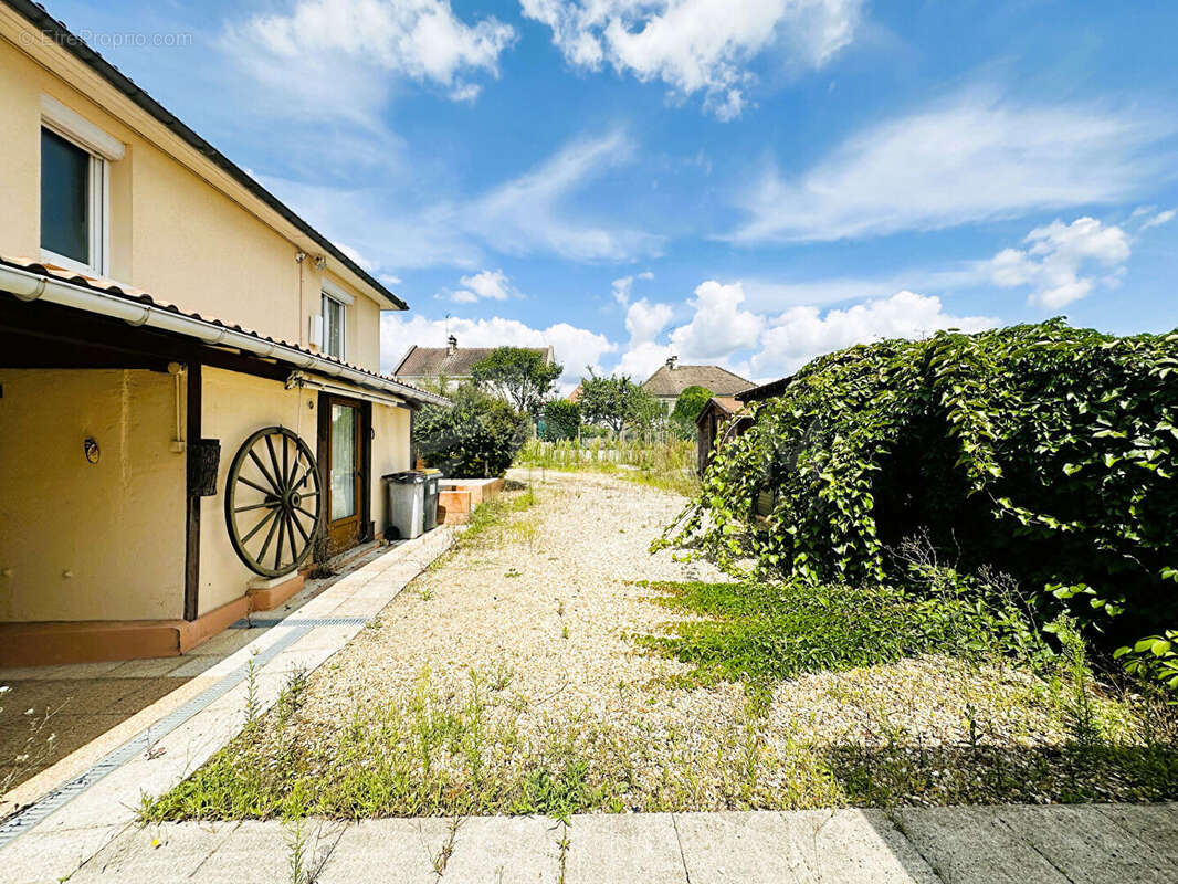 Maison à SAINT-JULIEN-DU-SAULT