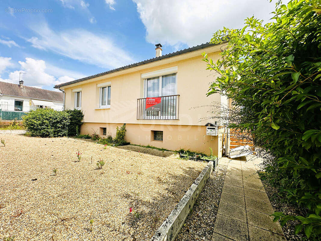 Maison à SAINT-JULIEN-DU-SAULT