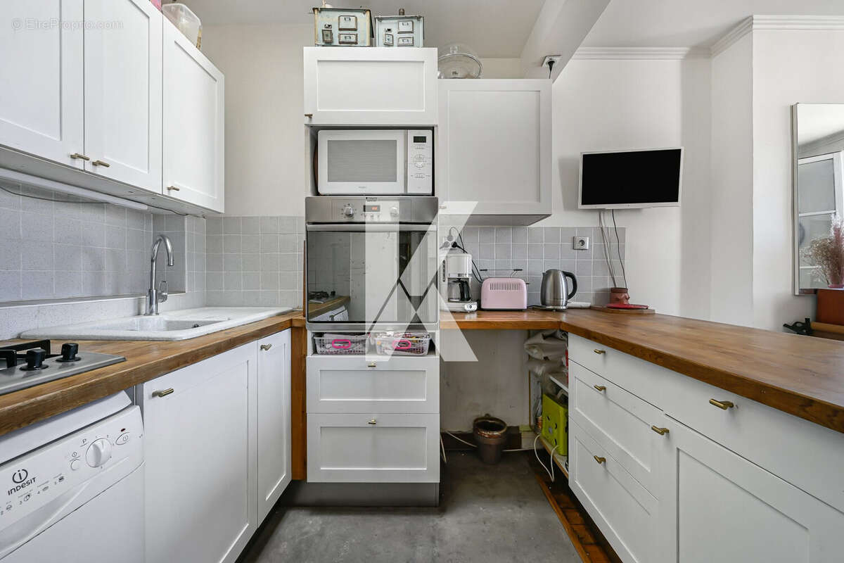Cuisine ouverte aménagée - Appartement à PARIS-18E