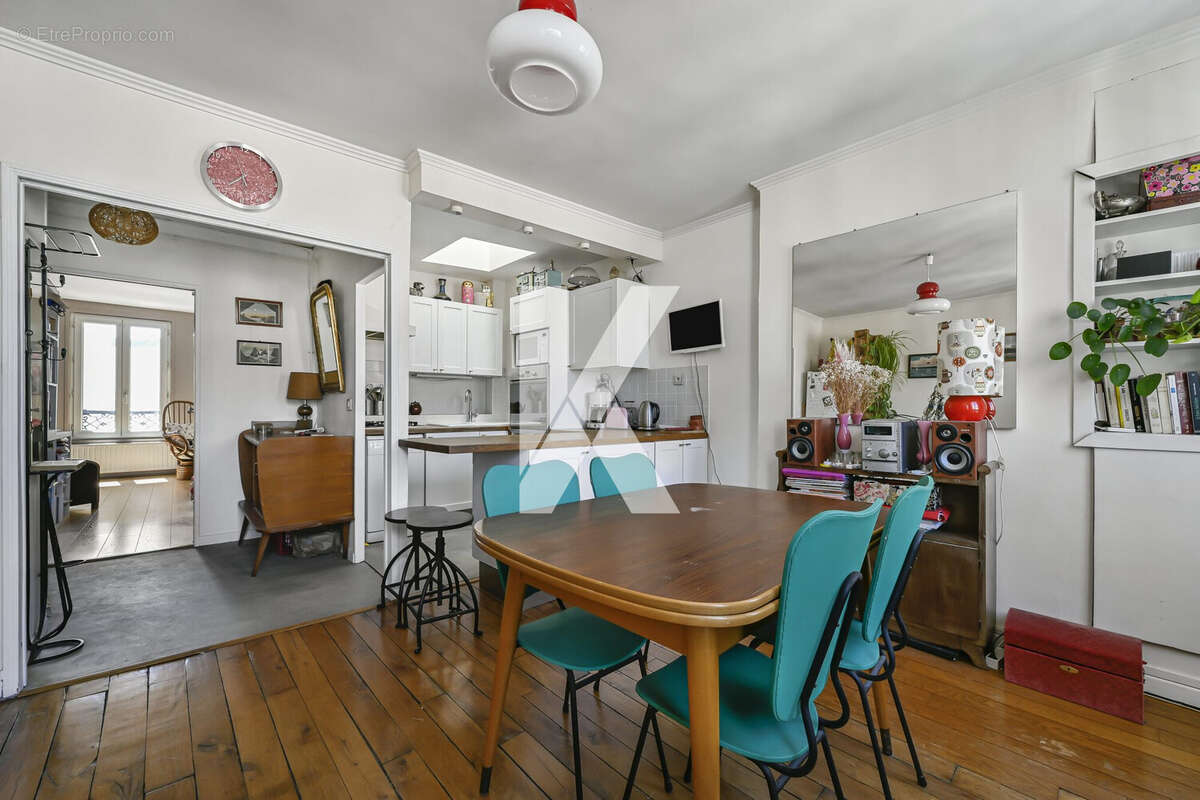 Salle à manger avec cuisine - Appartement à PARIS-18E