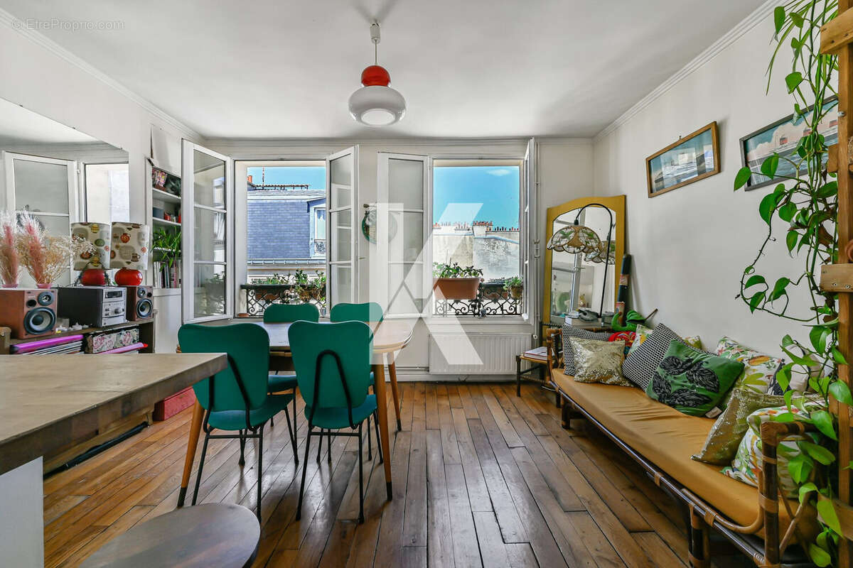 Salle à manger avec cuisine - Appartement à PARIS-18E