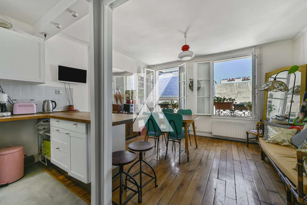 Salle à manger avec cuisine - Appartement à PARIS-18E