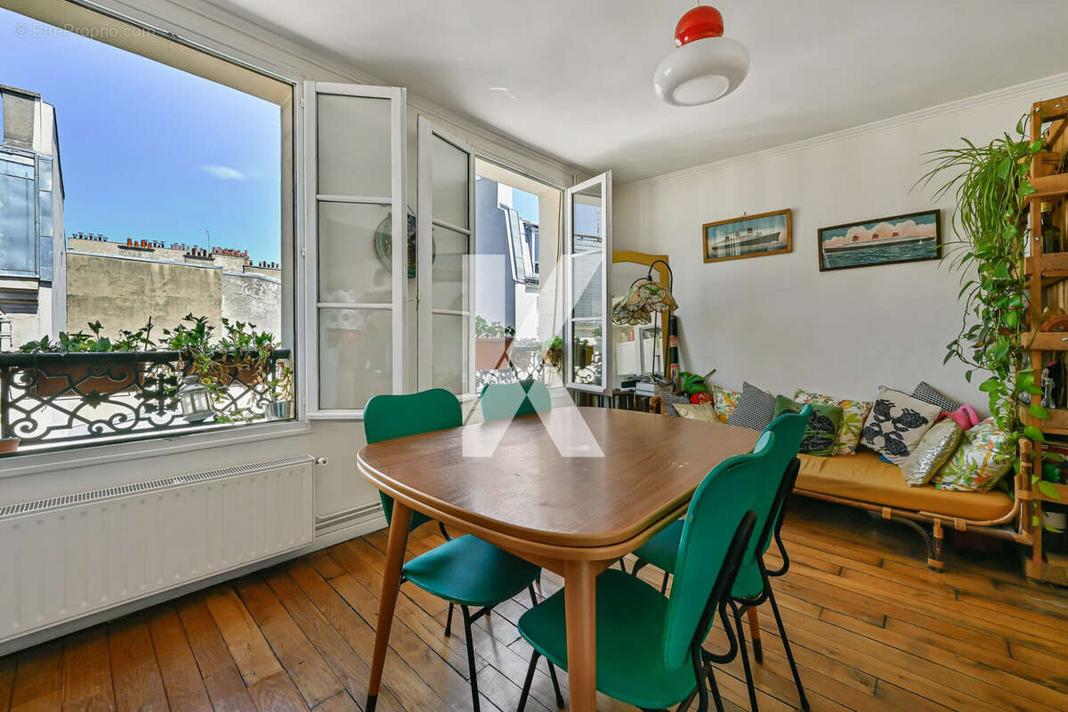 Salle à manger - Appartement à PARIS-18E