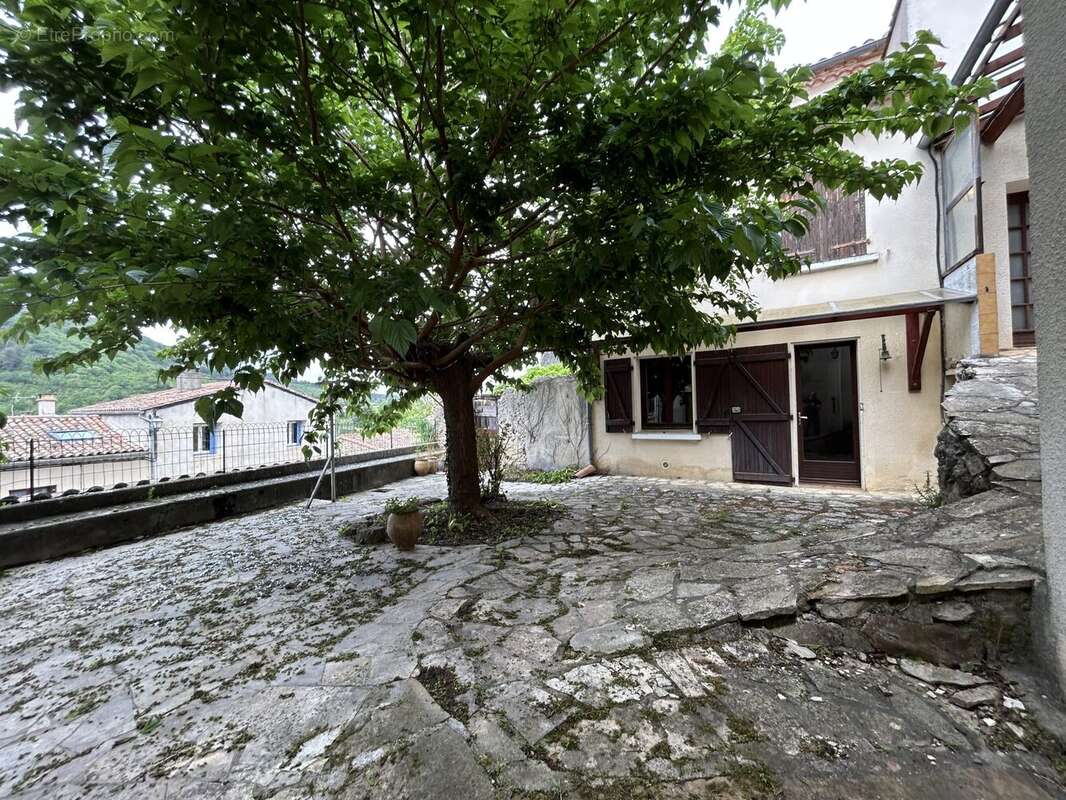 cour  - Maison à SAINT-FERRIOL