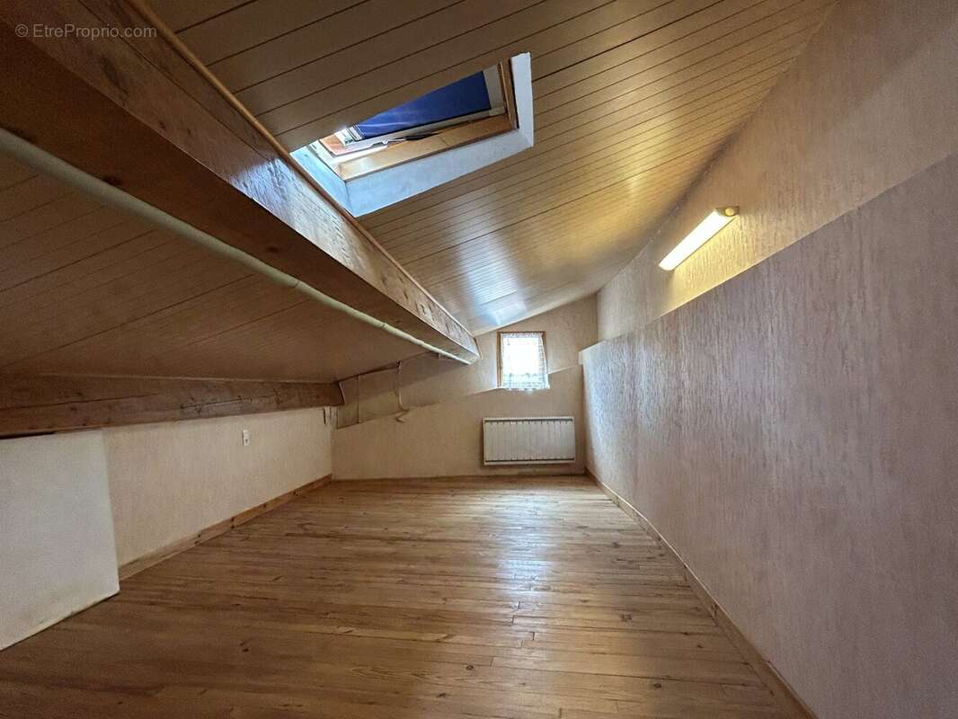 vaste chambre 3 - Maison à SAINT-FERRIOL